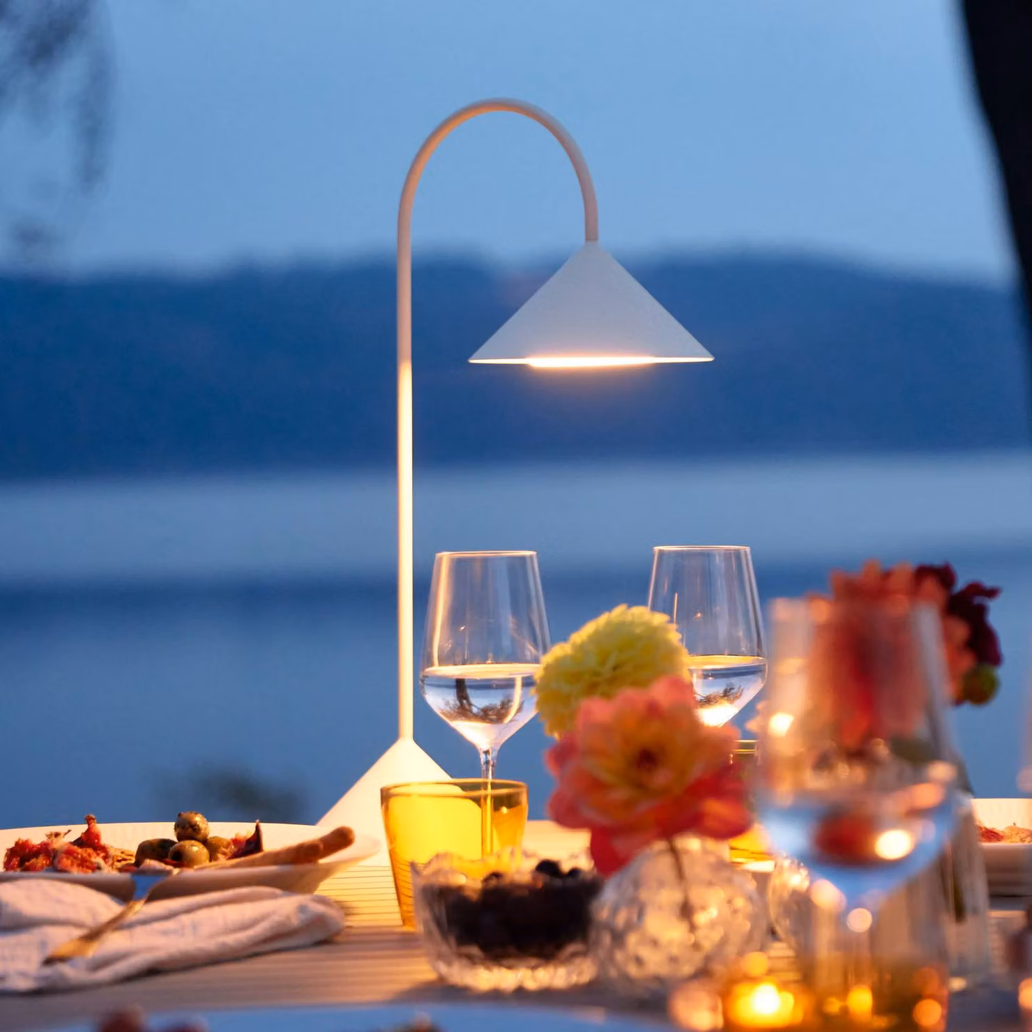 FRANDSEN Lampada LED da tavolo ricaricabile Grasp, bianca, altezza 47 cm, dimmerabile, Bianco / Opale, Metallo, Design