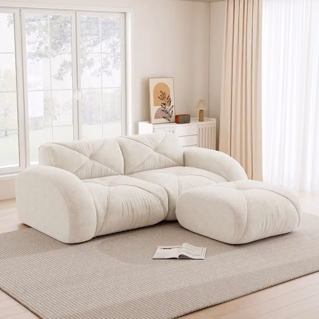 Divano modulare a L Mivray con pouf coordinato in tessuto beige per il tuo soggiorno