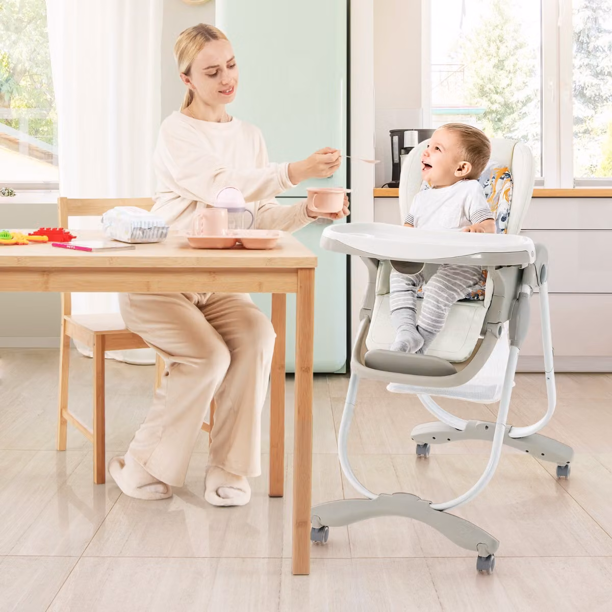 Seggiolone pieghevole Costway per bambini e neonati con rotelle, altezza regolabile e poggiapiedi, Bianco, senza BPA