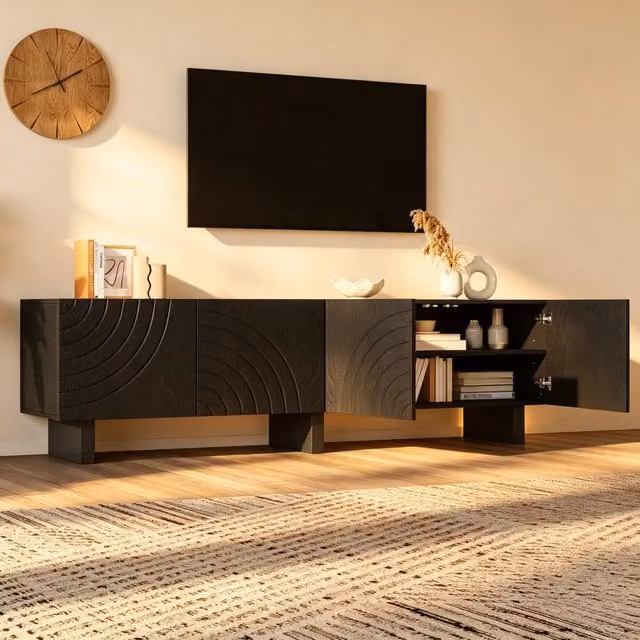 Mobile TV moderno FOLYNA nero opaco con 4 ante strutturate per televisori fino a 75 pollici L/P/H: 180 x 40 x 55 cm