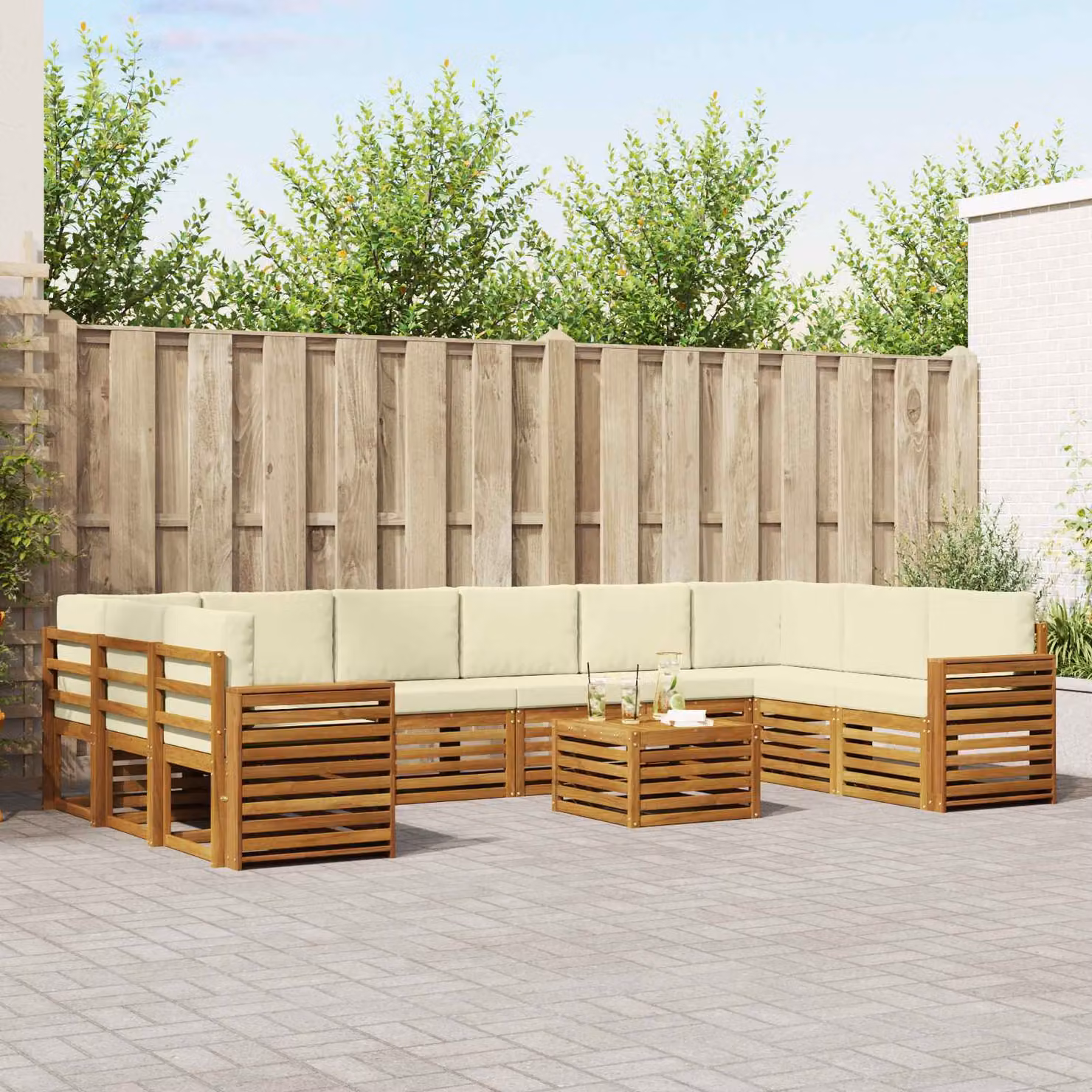 Set di divani da esterno vidaXL 11 pezzi in legno di acacia con cuscini beige e bianchi per giardino e terrazza
