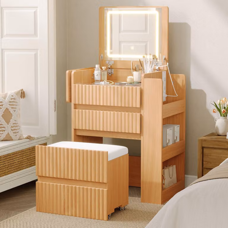 Comò da trucco okwish con sgabello e specchio pieghevole a LED, piccolo comò da trucco con porta USB e connettore Type-C, ampio spazio di archiviazione, design naturale