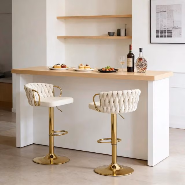 Set di 2 sgabelli da bar FOLYNA in velluto bianco crema, girevoli a 360°, regolabili in altezza con braccioli e poggiapiedi – 1