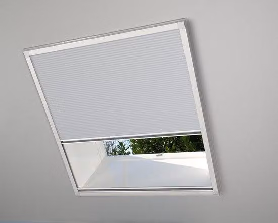 Unyqoos® offre tende plissettate a doppio strato per finestre del tetto – protezione dagli insetti e oscuramento, 133x180 cm, cassonetto in alluminio bianco, zanzariera nera, tessuto oscurante bianco