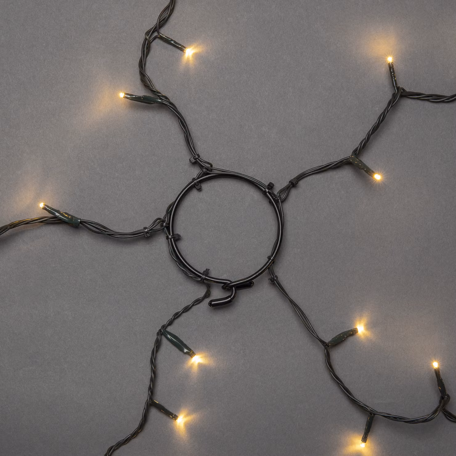 Konstsmide - Mantello a LED con anello, per albero di Natale, 5 fili da 40 diodi ciascuno, preassemblati, 200 diodi bianchi caldi, trasformatore interno da 24 V, cavo verde scuro; 6361-120