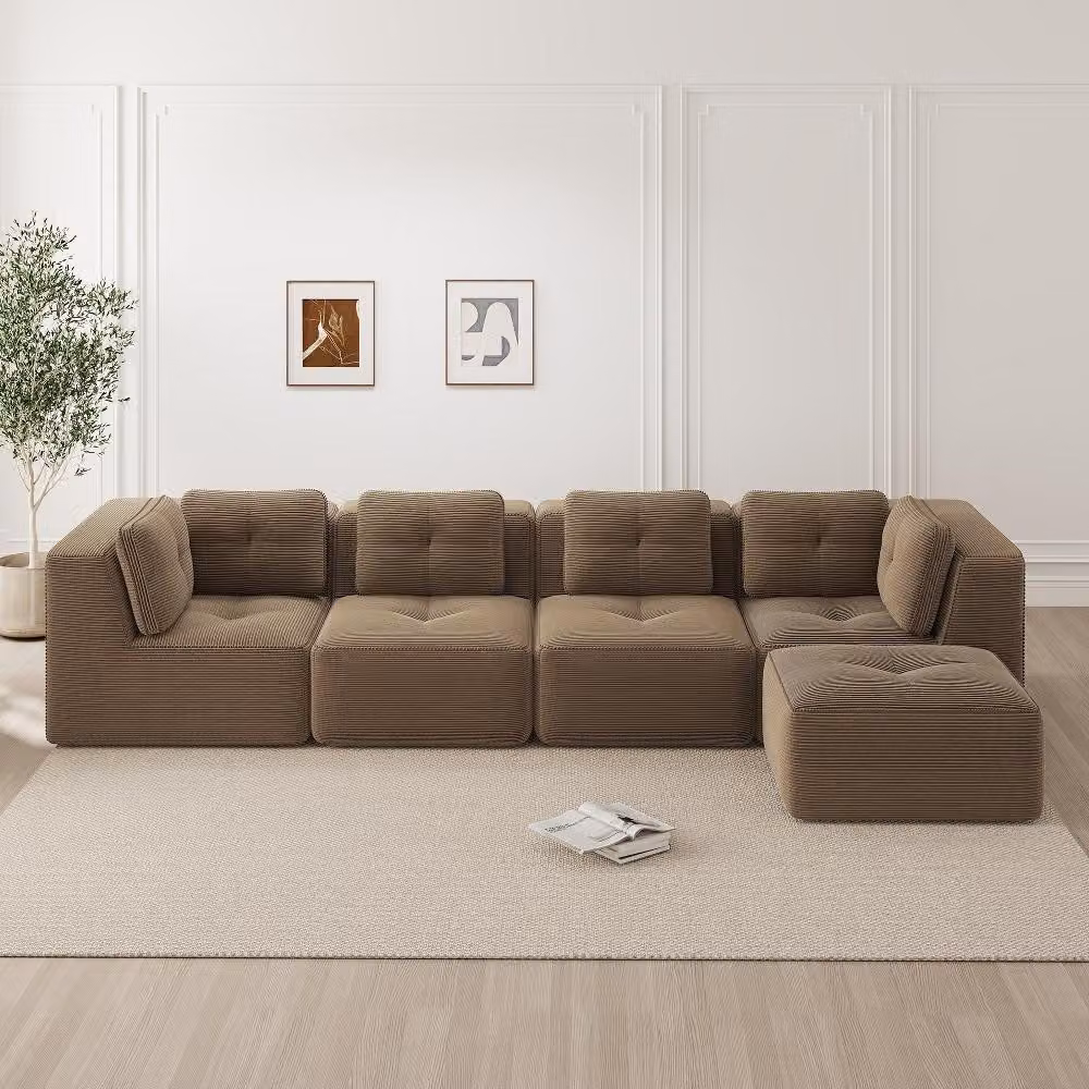 Divano modulare a 4 posti, color marrone, rivestito in corda, senza struttura. Divano angolare rivestito in corda, color marrone, con seduta profonda (386x177x69 cm). Non richiede montaggio