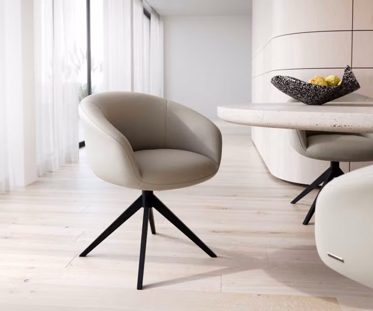 DELIFE Sedia girevole Vinka-Flex con braccioli in vera pelle color fango, base a croce larga, nera, girevole a 360°, molle insacchettate