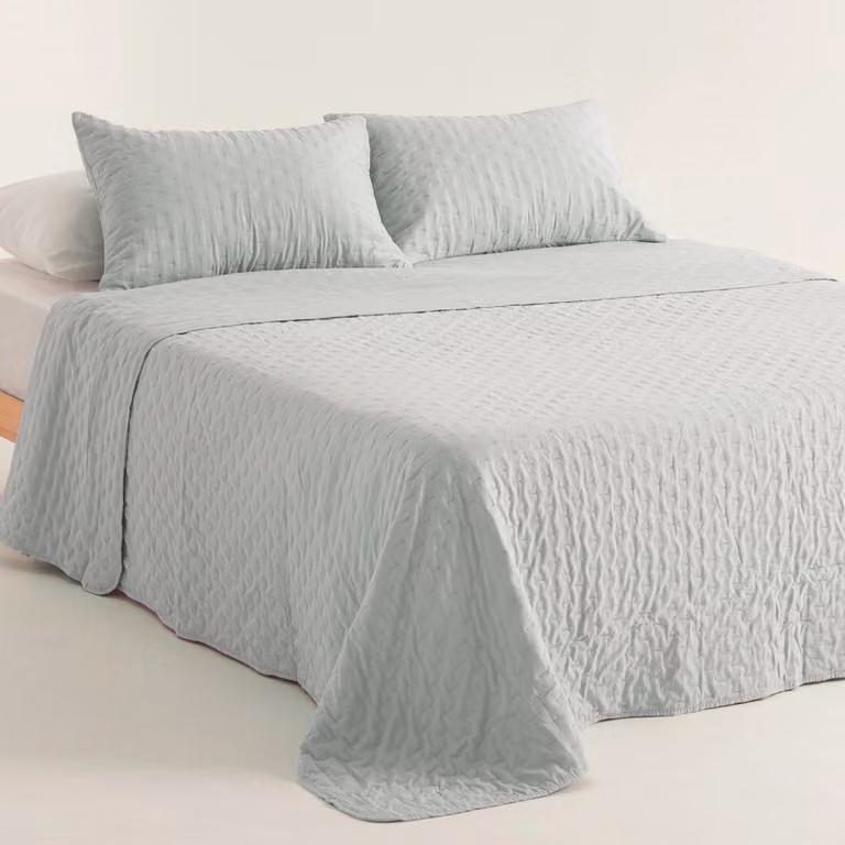 Set copripiumino trapuntato GAMUSI, dimensioni 235x270 cm, con 2 federe – Colore: azzurro cielo. Coperta leggera e morbida, certificata OEKO-TEX