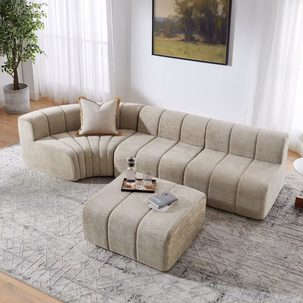 Divano angolare modulare MIVRAY in tessuto beige e marrone con cuscini coordinati per il tuo soggiorno