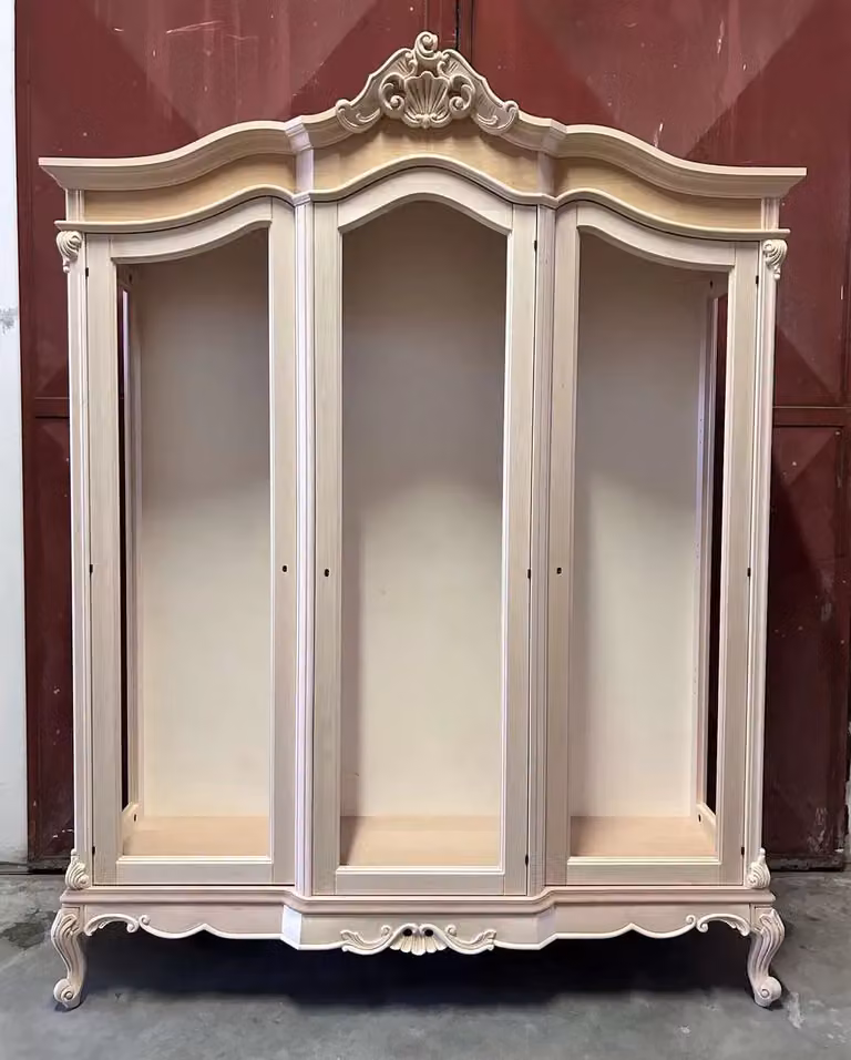 Vetrina classica in stile barocco con 3 ante in legno grezzo Mobili 2G L/P/H: 173 x 53 x 221 cm