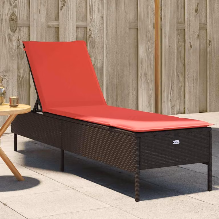 vidaXL Lettino prendisole in polyrattan marrone con cuscino rosso e poggiatesta regolabile