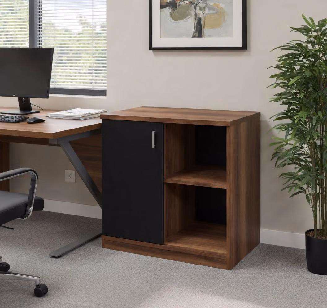 Credenza in legno con ripiani aperti e vano con ante