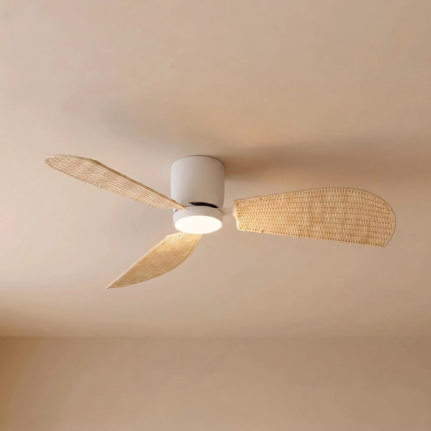 Ventilatore da soffitto LED Lucande Faipari, bianco/rattan, DC, 132 cm Faipari, Bianco / Opale, Soggiorno / Sala da pranzo, Legno, Moderno