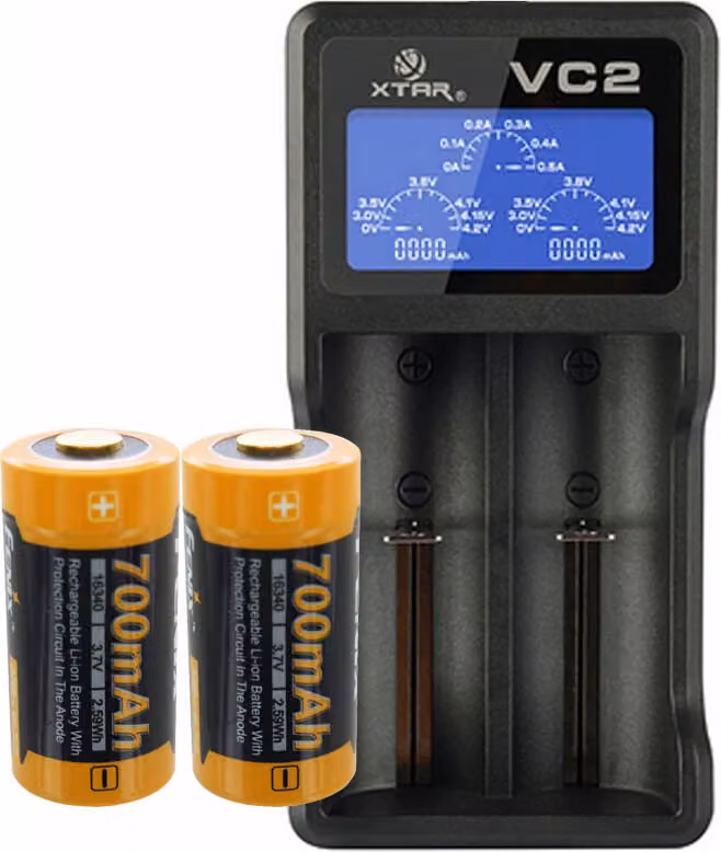 2 batterie CR123A agli ioni di litio fino a 850 mAh e caricatore USB con ampio display, con corrente di carica fino a 0,5 Ah