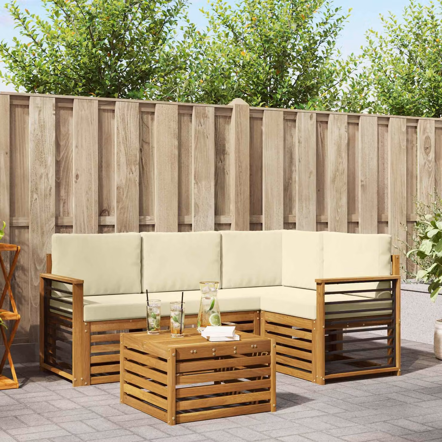 Set di divani da esterno vidaXL 5 pezzi in legno di acacia con cuscini, colore beige e bianco, design moderno a L per giardino e terrazza