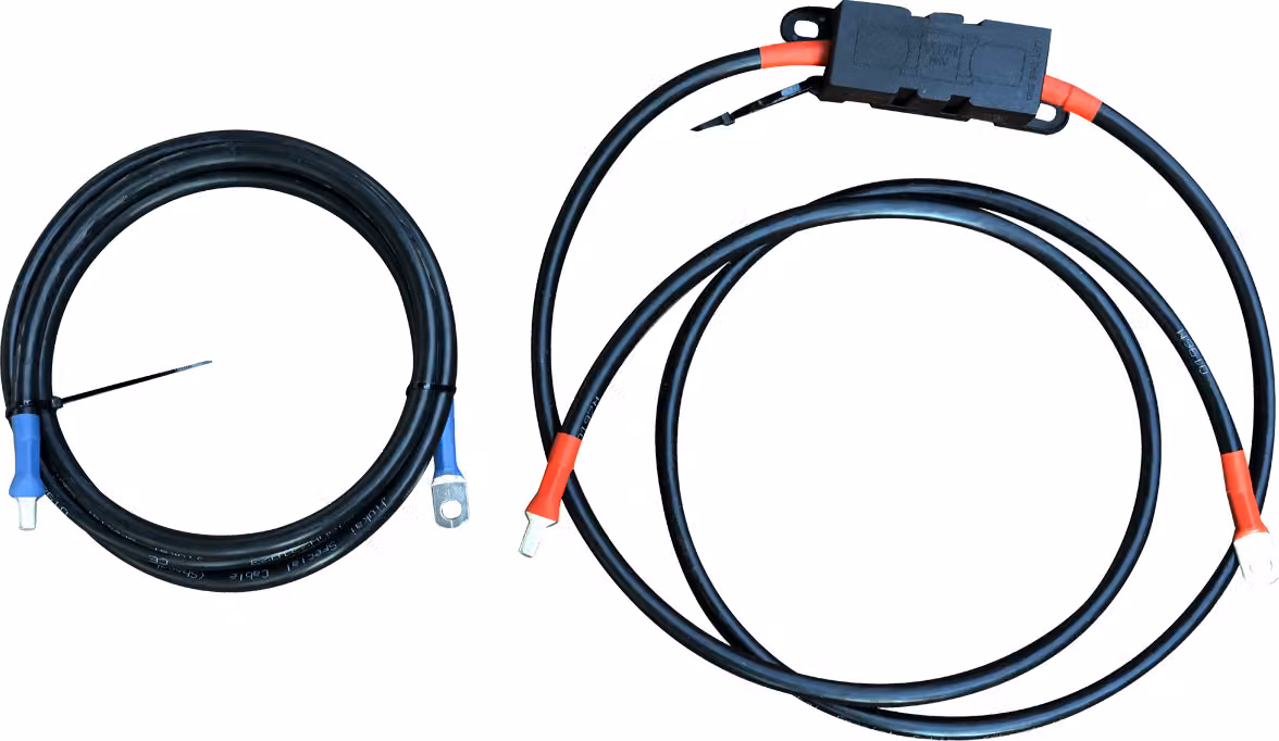 Cavo di collegamento batteria enjoy solar® 2 m, 35 mm², con portafusibile per carichi elevati, per regolatore di carica alla batteria, IVA 0%.
