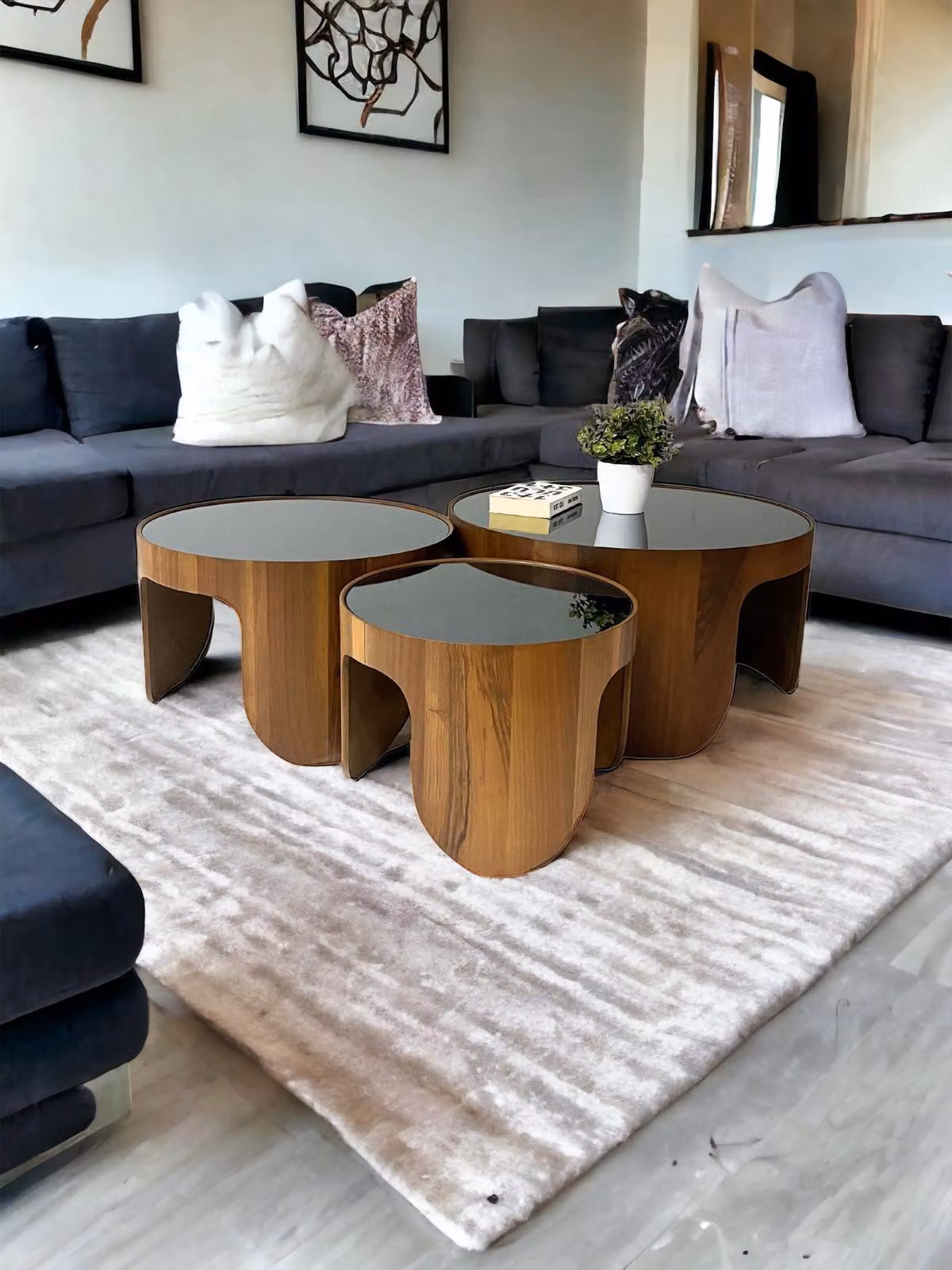 Set di 3 tavolini laterali, finitura effetto noce, vetro, design moderno, ideali per il soggiorno
