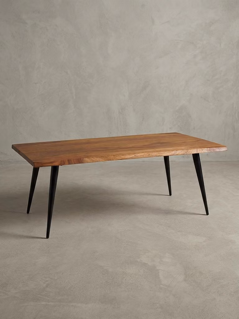 Tavolino Sheesham, legno massello, bordo naturale, struttura in metallo, realizzato a mano con vernice protettiva. 110x60x40 cm | Kadima Design