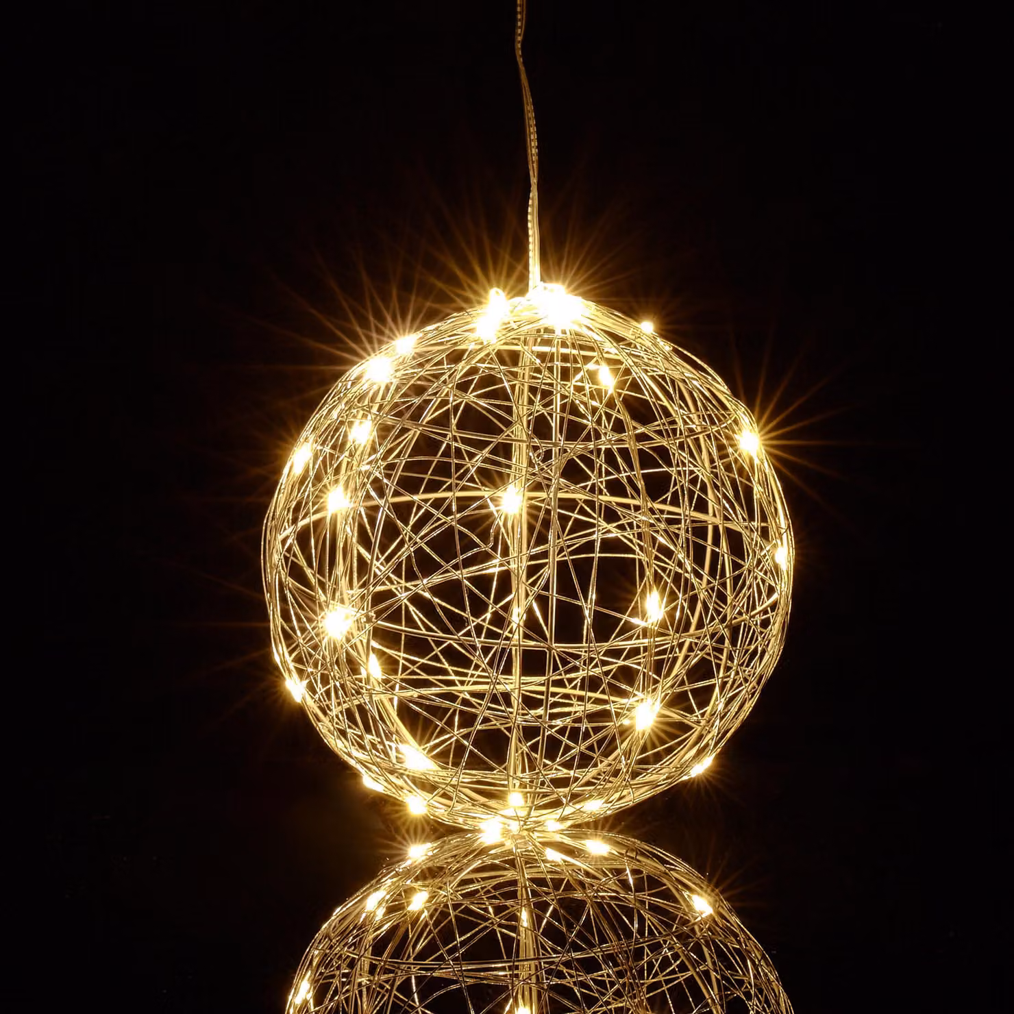 Sfera luminosa a LED, diametro 15 cm, color argento – alimentata a batteria, da appoggiare o da appendere