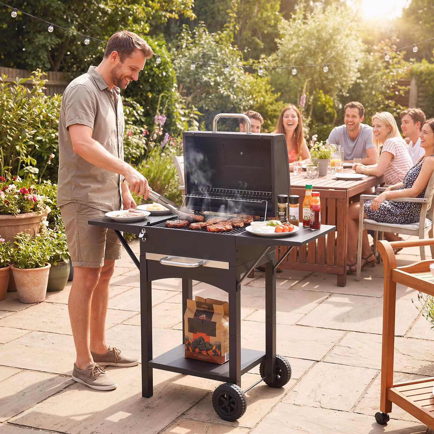 Barbecue a carbone Outsunny con 2 ripiani laterali, termometro, coperchio e ruote, Nero, L 110 cm x P 46.5 cm x H 101 cm – 2