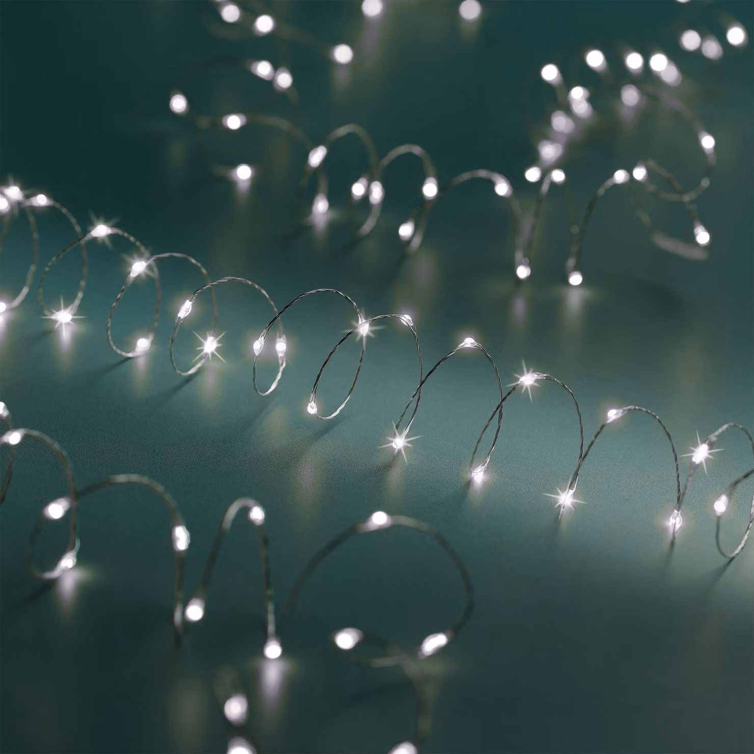 1.01 Fata a batteria con funzione - 100 LED / 5m - batteria a filo d'argento per interni ed esterni - colore della luce: bianco freddo