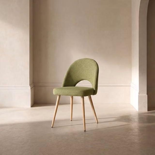 Sedia imbottita Banak in stile mid-century verde con struttura in legno