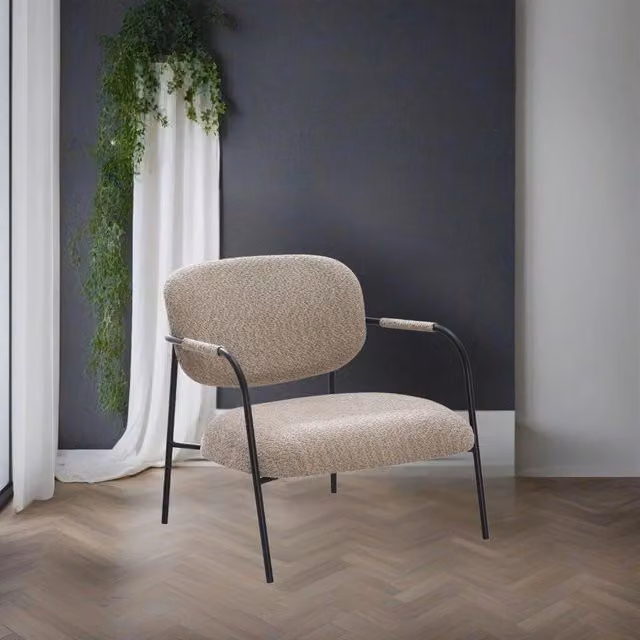 Poltrona moderna in tessuto teddy con struttura in metallo opaco beige e grigio – 1