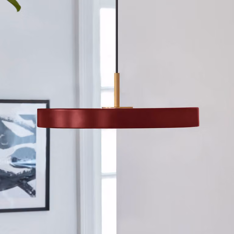 UMAGE Lampada LED a sospensione Asteria Mini, rosso rubino/ottone, Ø 31 cm mini, dimmerabile, Rosso, Soggiorno / Sala da pranzo, Alluminio, Design