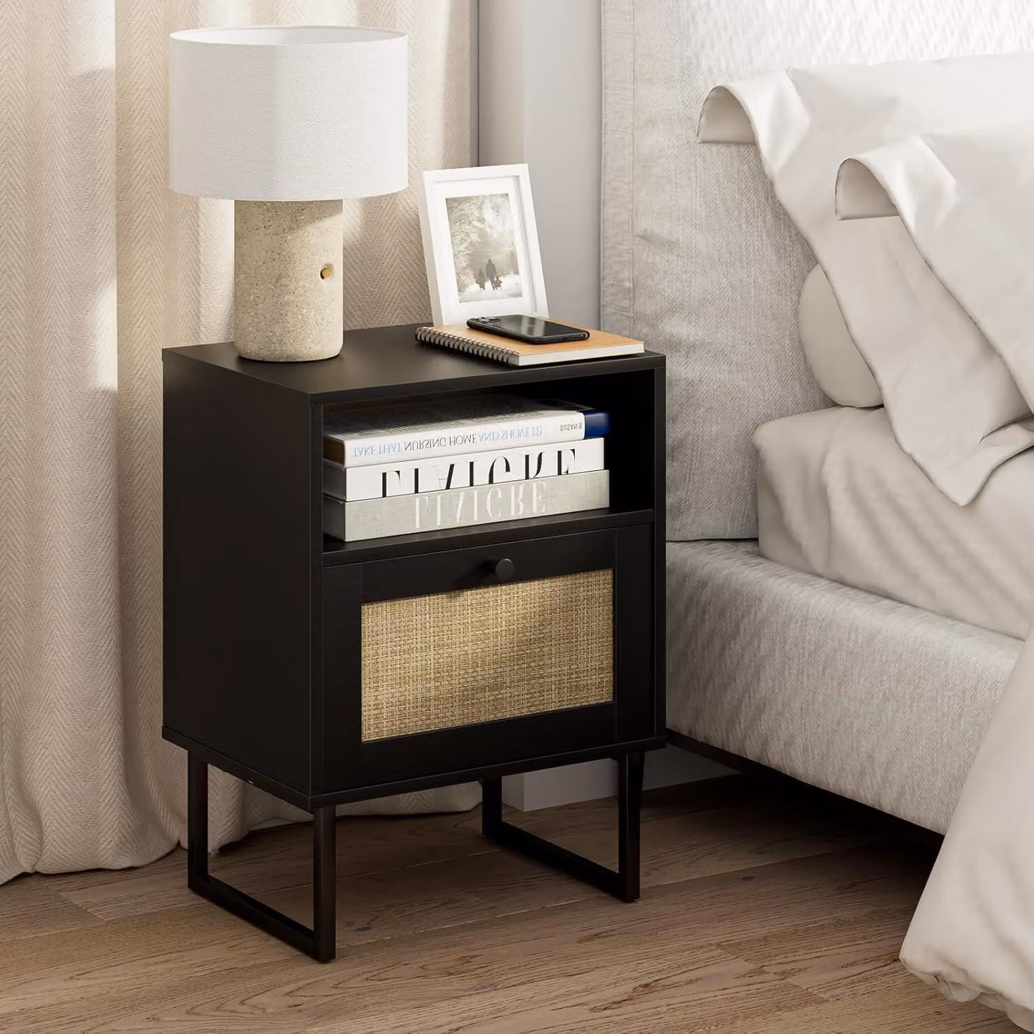 Comodino in rattan con cassetto e ripiano, nero