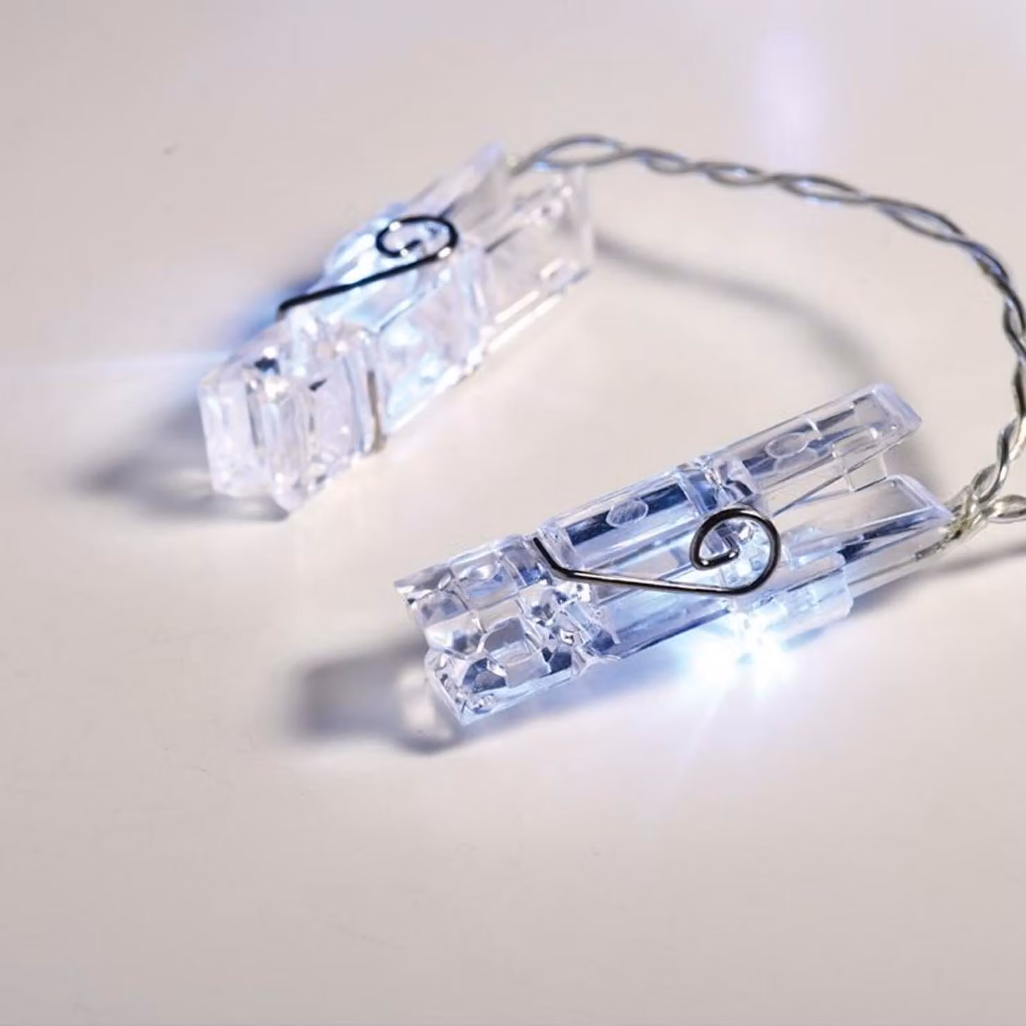 ACA Lighting clip in plastica, catena decorativa a 20 LED a batteria (3xAA), bianco freddo, IP20, cavo trasparente 285+30cm X062021232