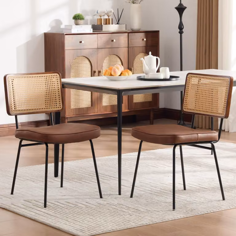 Set di 2 sedie da pranzo senza braccioli, con schienale in rattan di polietilene e seduta in ecopelle, colore marrone
