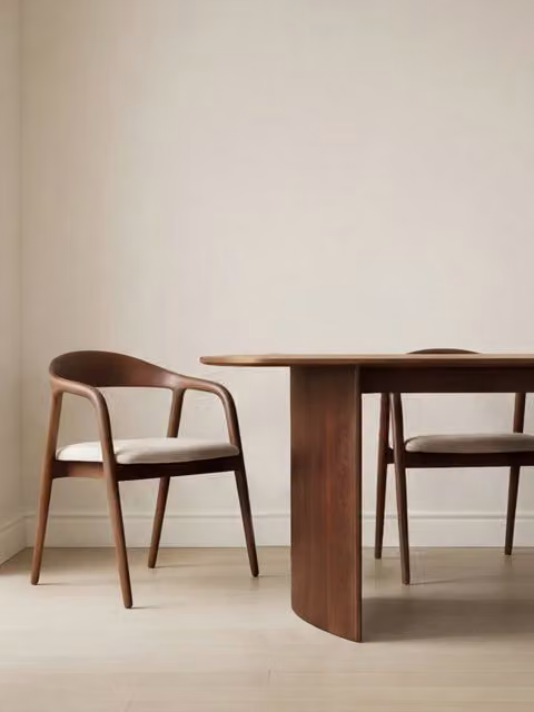 Sedia in legno massello Rahis Kenay Home con finitura noce e rivestimento beige
