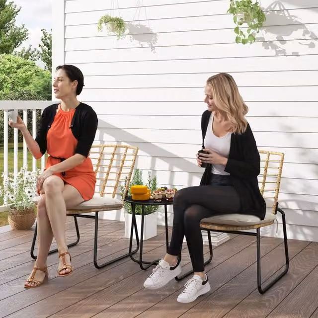 Set da giardino OKWISH in tre pezzi composto da due sedie impilabili e tavolo rotondo con cuscini beige e struttura in metallo e rattan per balcone o terrazzo