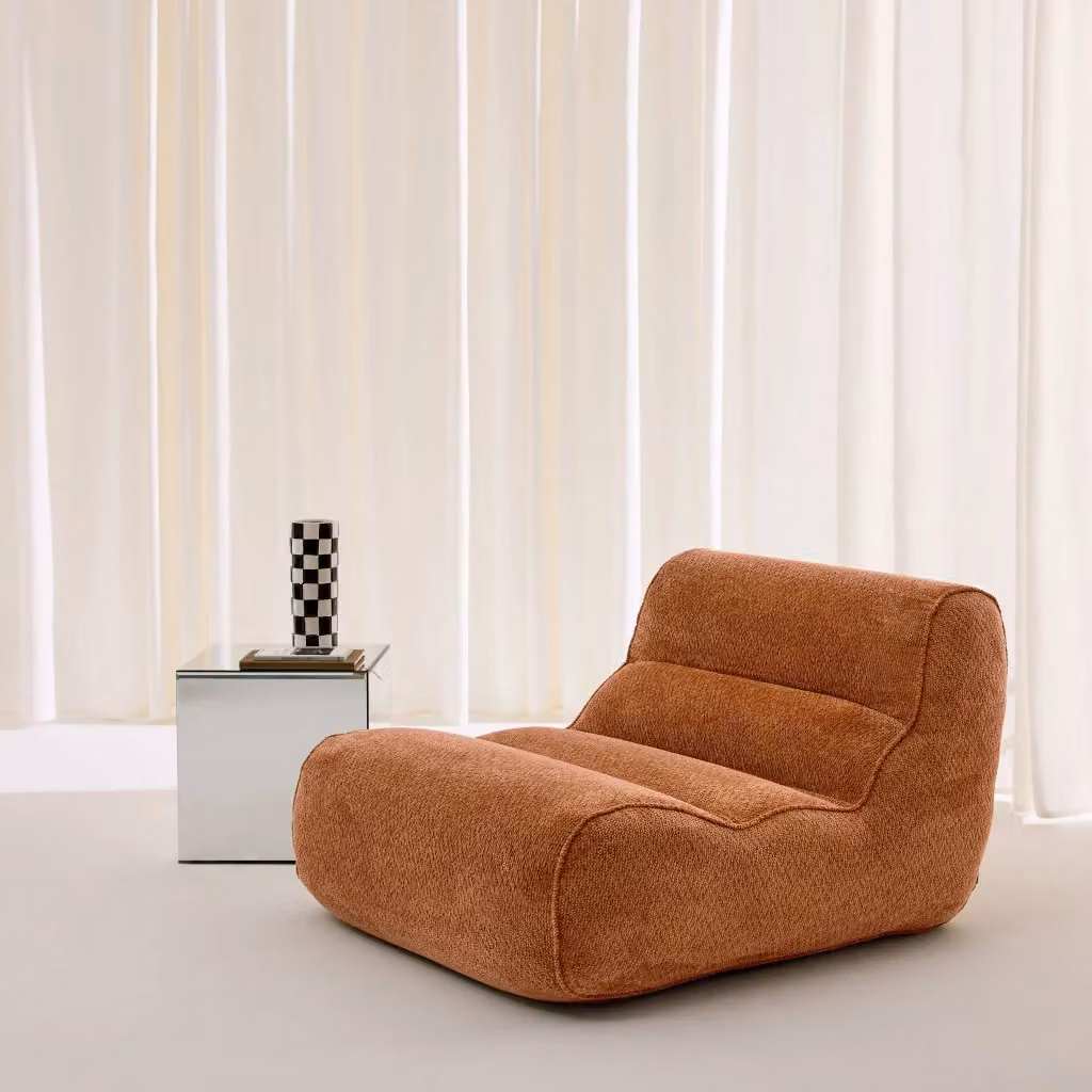 Poltrona moderna SWEEEK in tessuto ciniglia color terracotta, L: 108 cm, P: 66 cm, H: 95 cm – 2