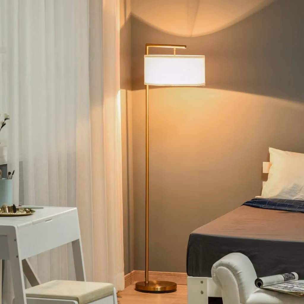 Lampada da terra moderna in metallo e tessuto con attacco E27, ideale per soggiorno, camera da letto o ufficio, colore oro e bianco, L/P/H: 47 x 37 x 153 cm – 2