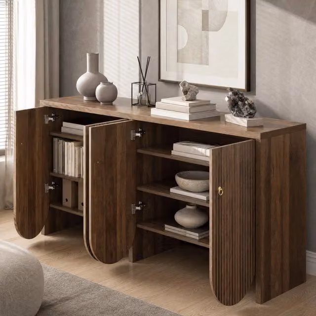 Credenza moderna in MDF effetto noce con 4 ante e dettagli in metallo, colore marrone, L 147 cm x P 40 cm x H 80 cm