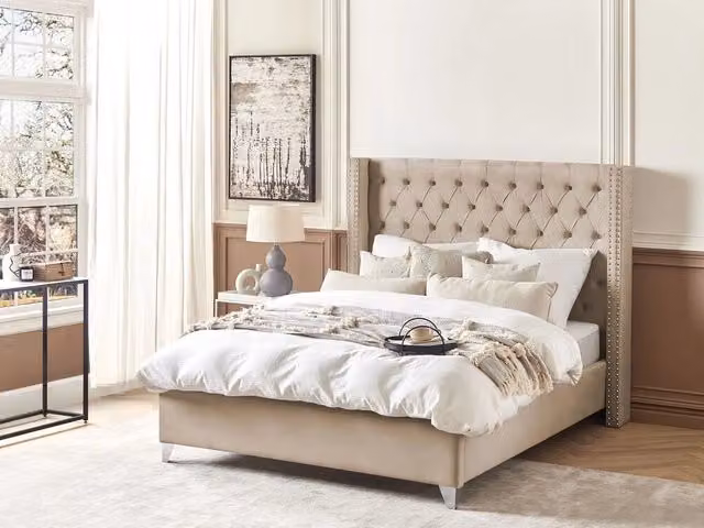 Letto matrimoniale Beliani in velluto beige imbottito e trapuntato con stile glamour L/P/H: 140 x 200 x 152 cm