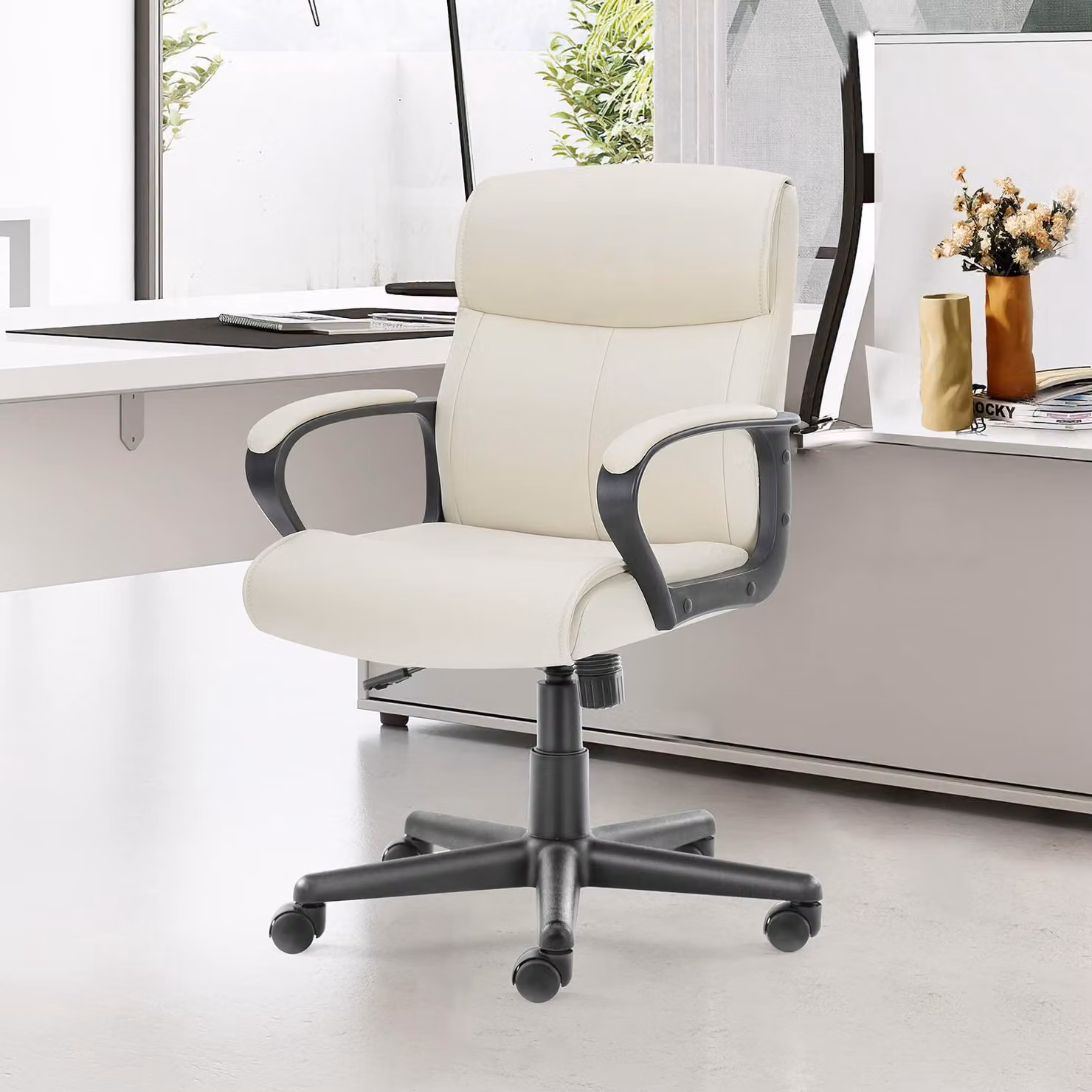 Sedia da ufficio con schienale alto, in ecopelle nera, ergonomica e con poggiatesta