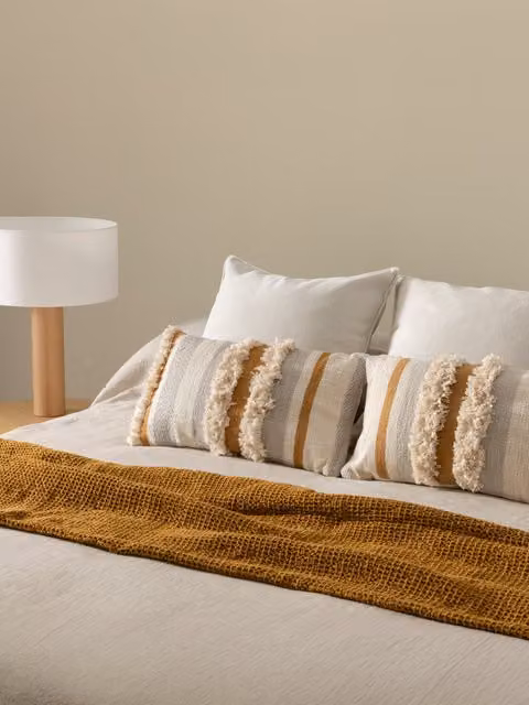 Set Safi-Obi Kenay Home composto da 2 cuscini multicolore a righe e plaid color tabacco in cotone per adulti