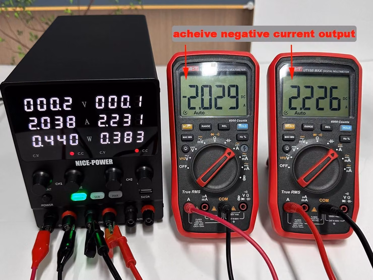 Alimentatore da laboratorio - Alimentatore DC digitale regolabile - Uscita: 0–60V, 0–5A - Due canali - Funzionamento in serie/parallelo con un solo pulsante - Ricarica rapida USB 5V 2A