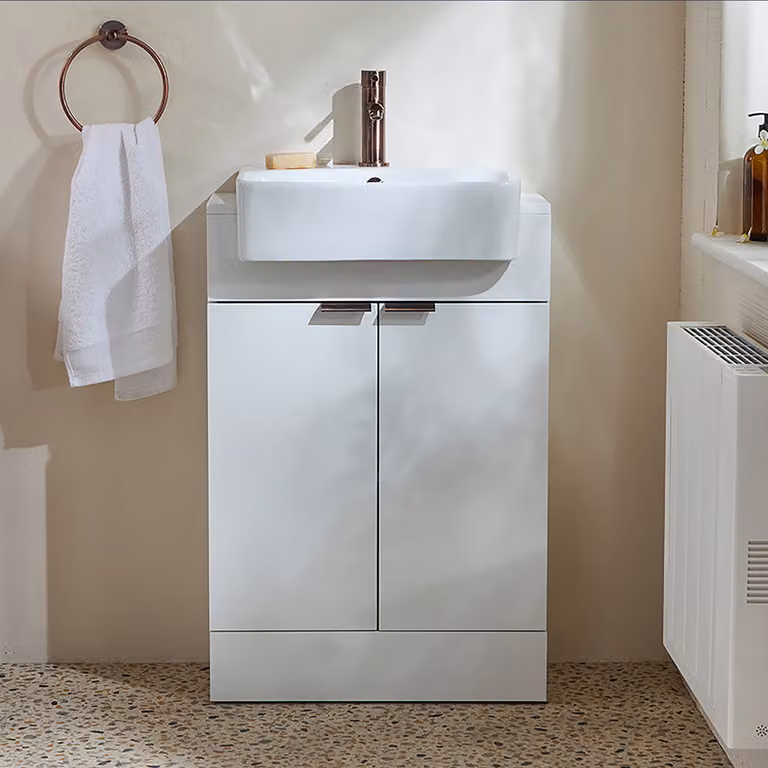 Mobile Bagno a Terra Bianco da 550mm con Lavabo e Maniglie con Impugnatura a Dito in Bronzo Spazzolato - Cluo