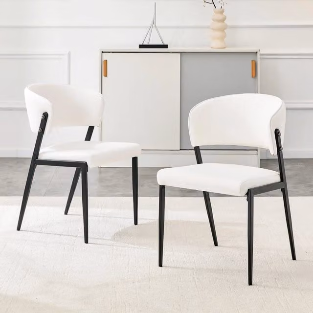Set da 2 sedie da pranzo OKWISH con seduta imbottita in ecopelle bianca, schienale ergonomico e gambe in metallo, H 74 x L 53,5 x P 51 cm