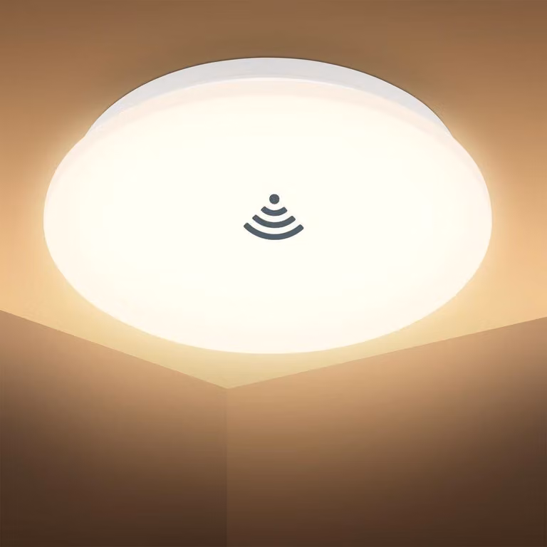 B.K.Licht - Plafoniera LED con rilevatore di movimento, plafoniera LED per bagno, lampada LED con protezione dagli spruzzi d'acqua e luce bianca calda, lampada per bagno, cucina, 27x6 cm (DxH), bianco