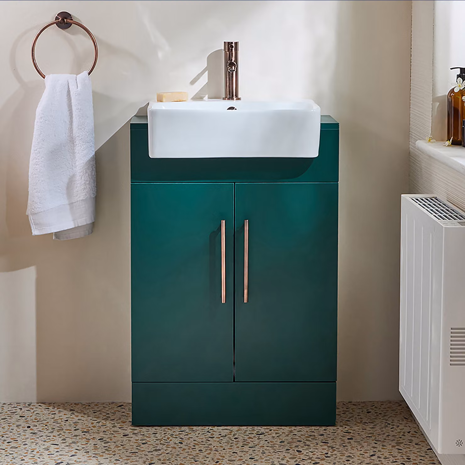 Mobile Bagno a Terra Verde Scuro da 550mm con Lavabo e Maniglie con Barra a T in Bronzo Spazzolato - Cluo