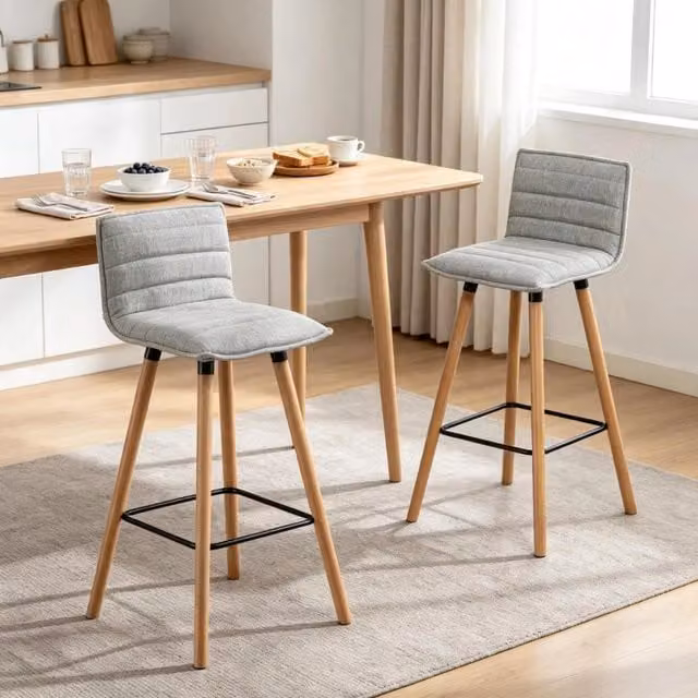Set da 2 sgabelli da bar imbottiti con schienale integrato e poggiapiedi, struttura in legno di faggio e tessuto in lino grigio chiaro