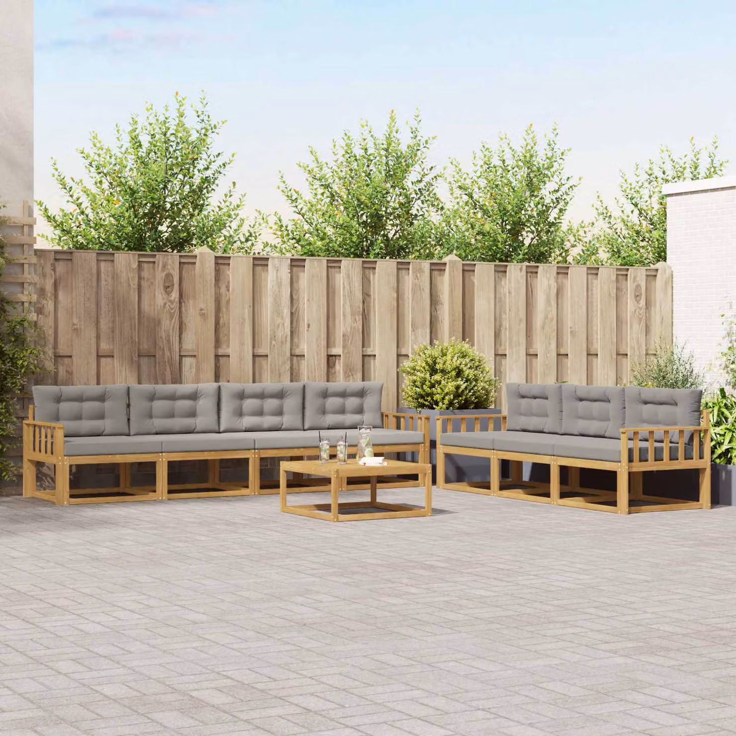 vidaXL Set di divani da esterno a forma di U composto da 7 pezzi in legno di acacia con cuscini bianchi e grigi