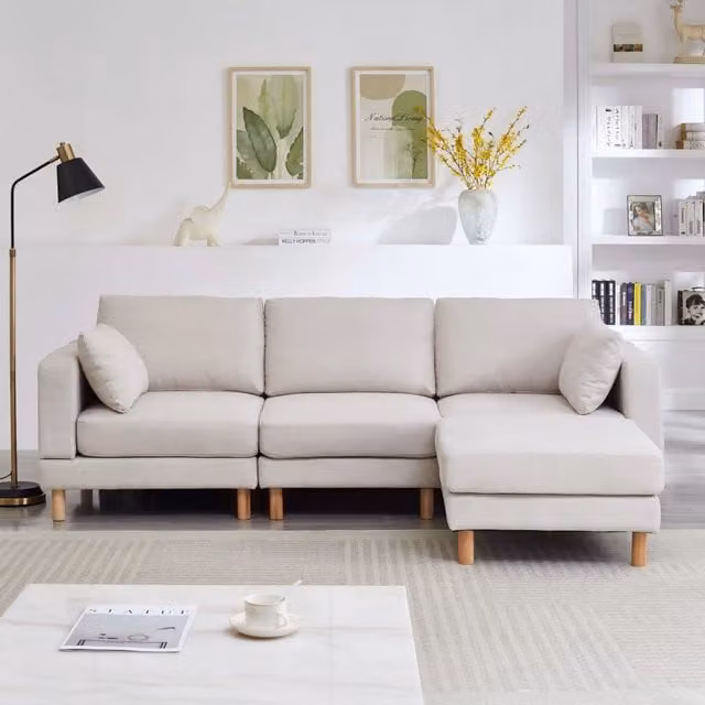 Divano angolare MIVRAY a 3 posti con chaise longue reversibile e pouf, rivestimento in tessuto beige e gambe in legno di gomma