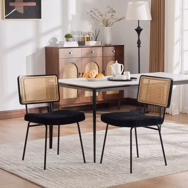 Set di 2 sedie da pranzo MINIMAL in tessuto chenille nero con gambe in metallo e schienale in legno massello effetto rattan