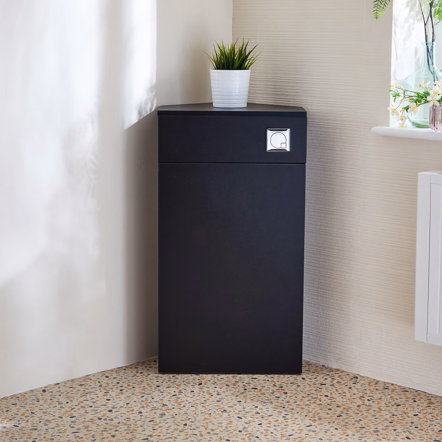 Unità WC Angolare in Grigio Nero con Pulsante di Scarico Cromato (Sanitario non Incluso) - Cluo