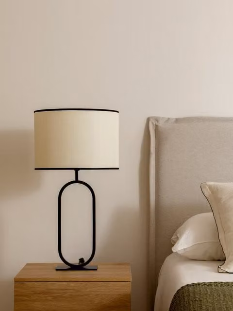 Lampada da tavolo Bourse Kenay Home in metallo e tessuto bianca e nera